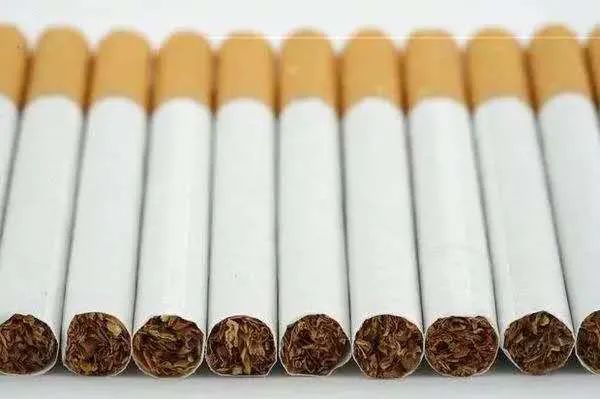 明知无证还贩卖假烟，男子非法经营获刑一年三个月